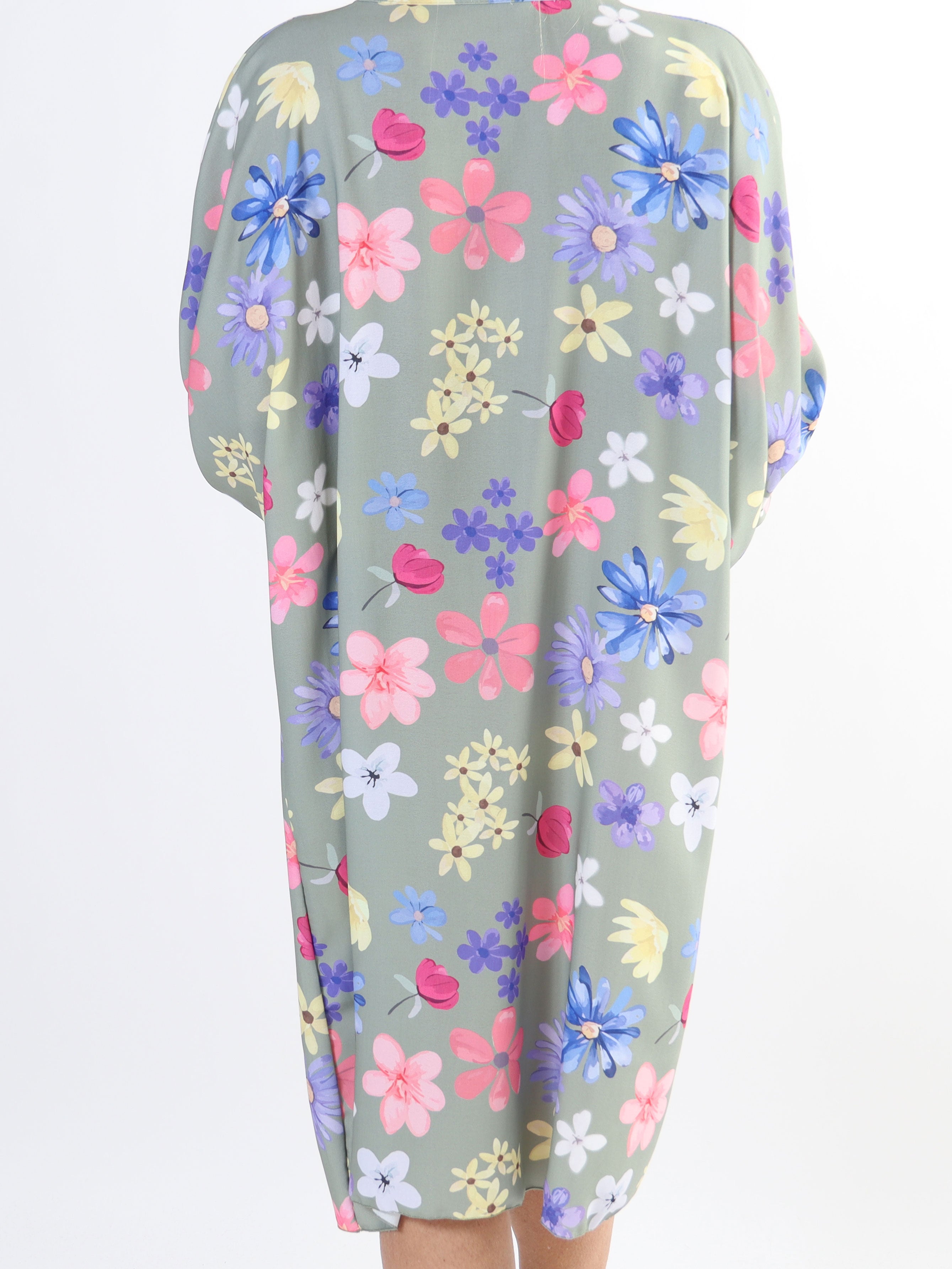 Sabina - Plus size kjole i løs pasform med blomsterprint